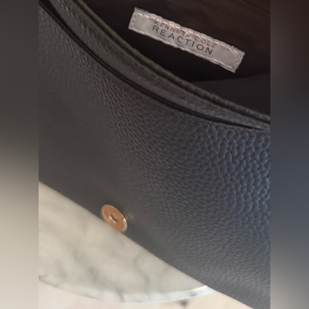 Kenneth Cole Reaction Black Pebbled Crossbody Saddle Bag Gold Tone Hardware NWOT - Picture 5 of 9